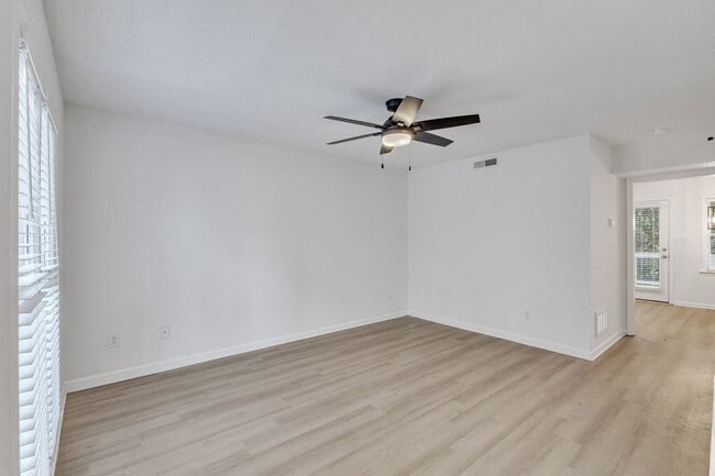 Foto del edificio - 104-106 N Franklin St