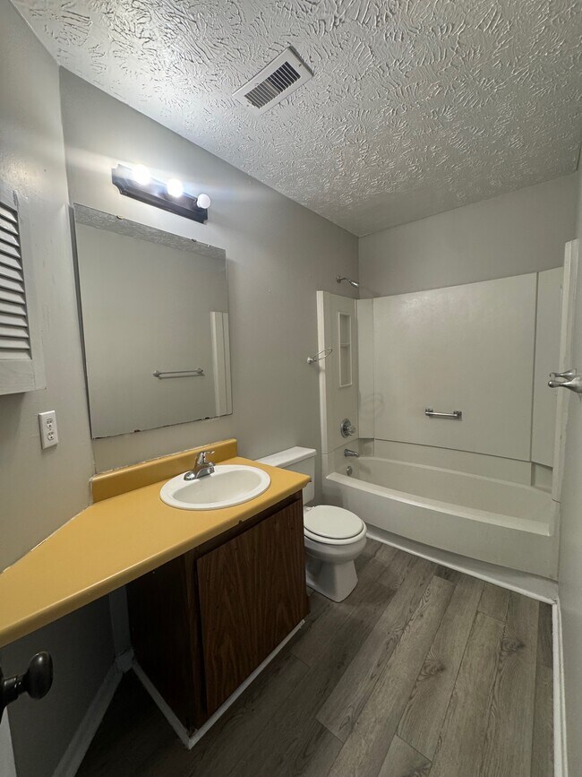 Foto del edificio - 901 Applewood Ln