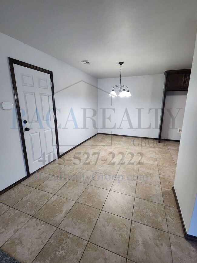 Foto del edificio - Move in Special!! 3BR 2BA duplex with 2 ca...