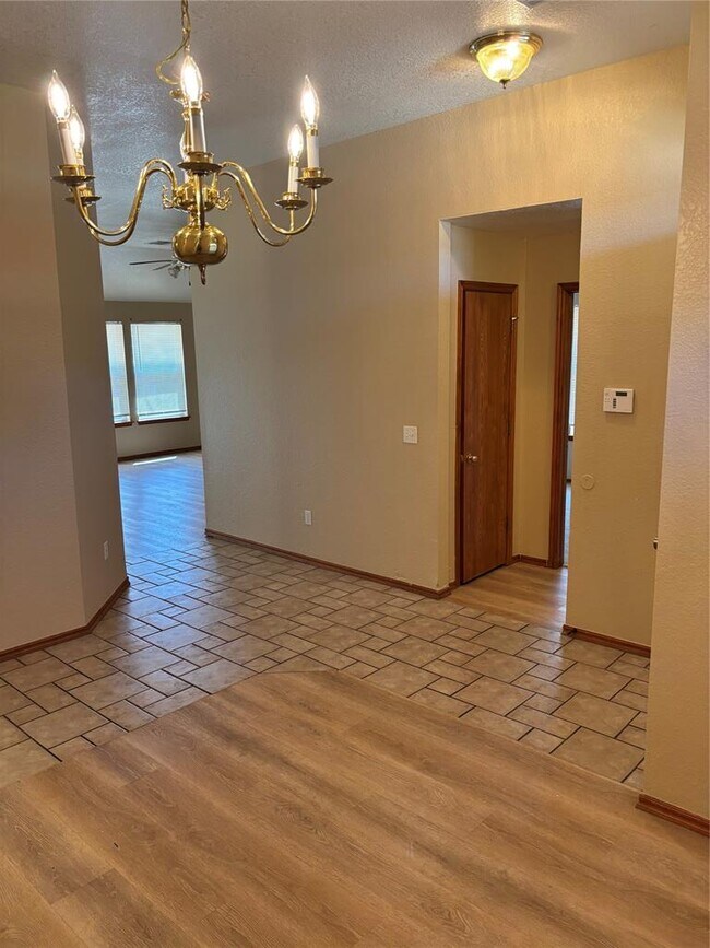 Building Photo - 8204 Prairie Ridge Rd