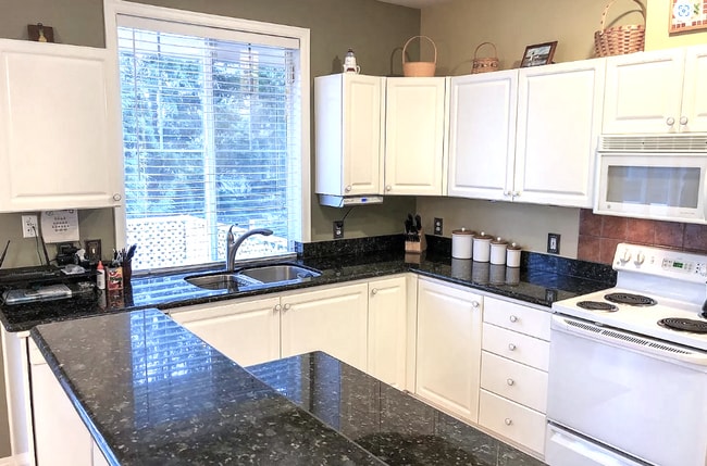 Building Photo - Practical 1564 Sqft. Condo in Kent