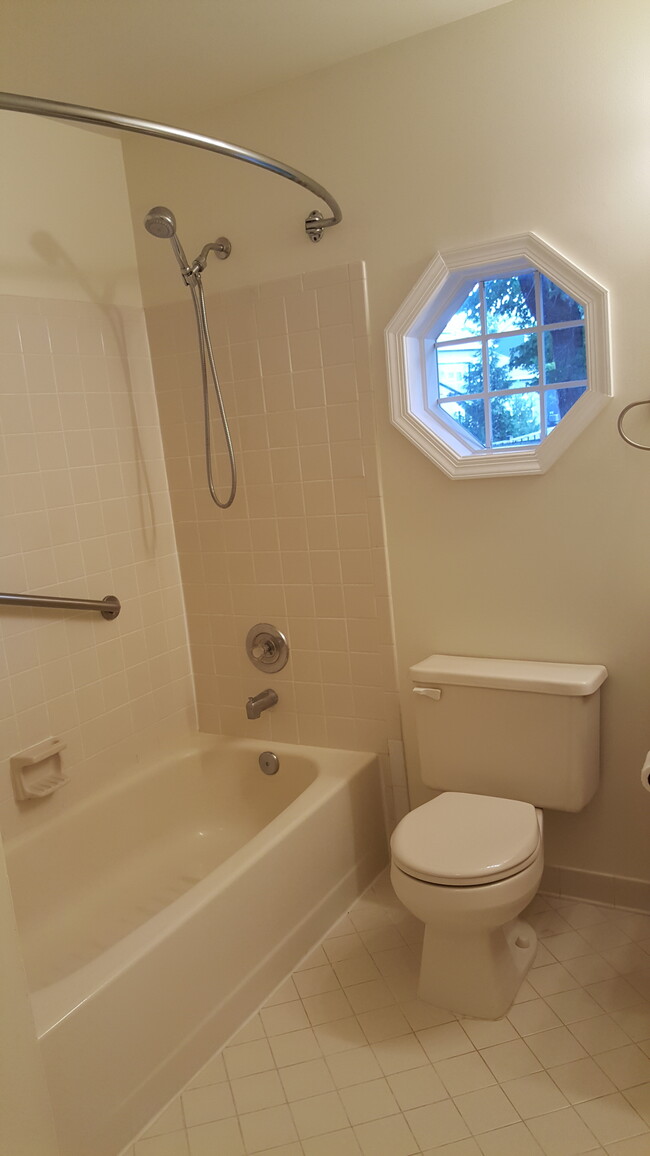 Bathroom - 7715 Idylwood Rd