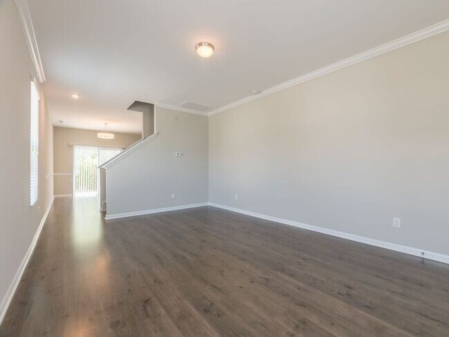 Foto del edificio - Beautiful 3BD/2.5BTH End Unit Townhome in ...