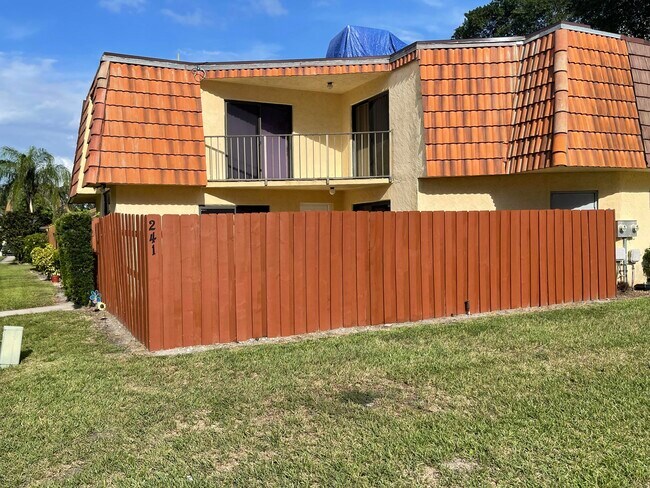 Foto del edificio - 241  Springdale Circle  Palm Springs Fl 33461