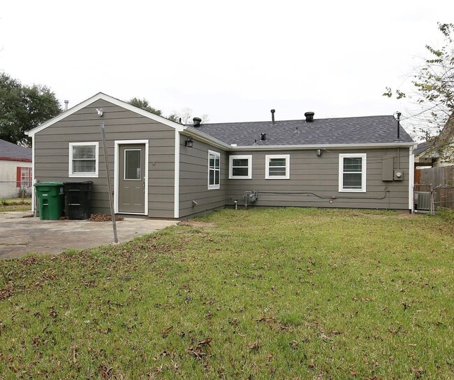 Building Photo - 4830 Culmore Dr