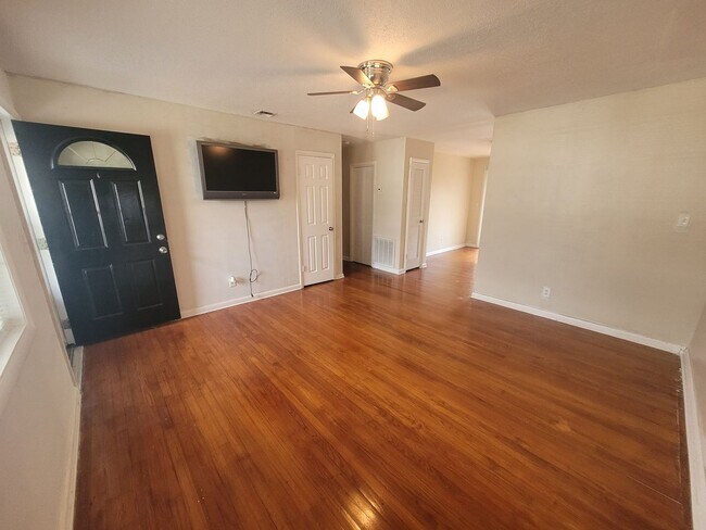 Building Photo - Gorgeous 4 Bedroom Home with Large Fenced Backyard