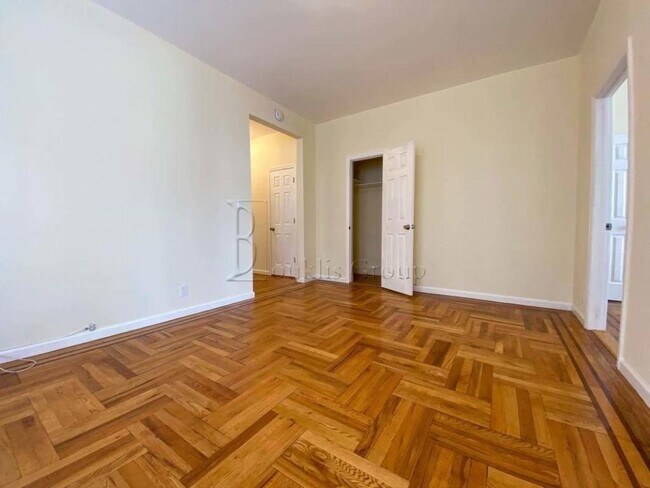 Foto del edificio - 25-72-72 43rd St