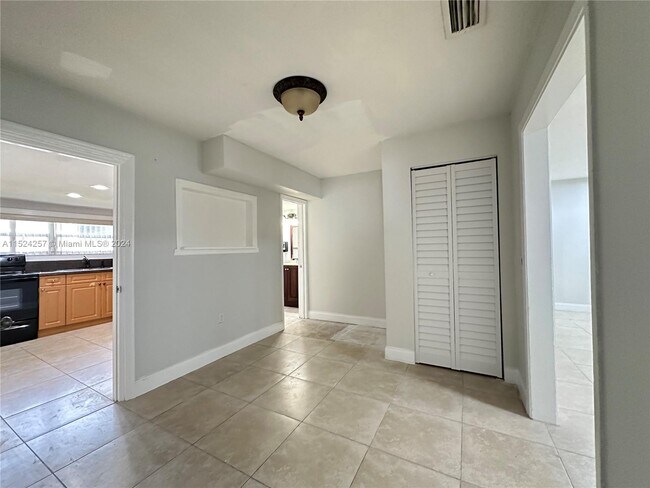 Foto del edificio - 2811 NW 88th St