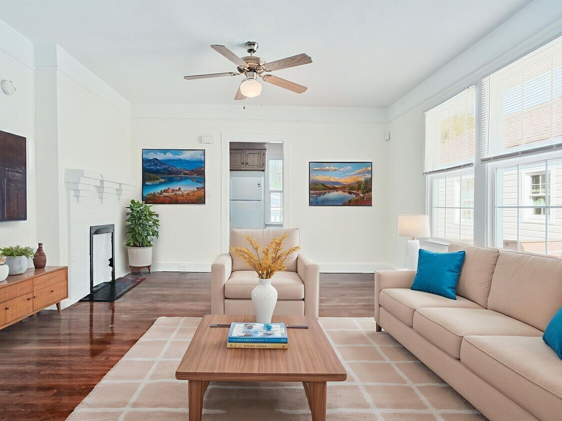 Primary Photo - Classic Charleston Home with Modern Comforts!