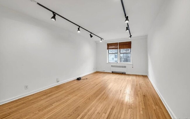 Building Photo - 2080 Barnes Ave