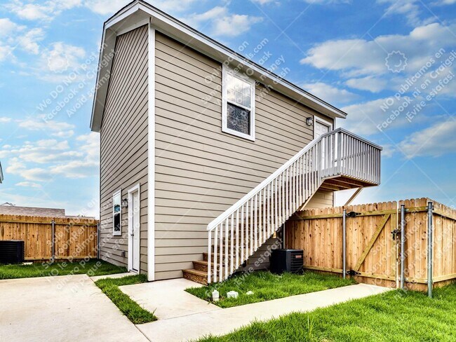 Building Photo - 1632 Arbor Knot Dr Garage Apartment