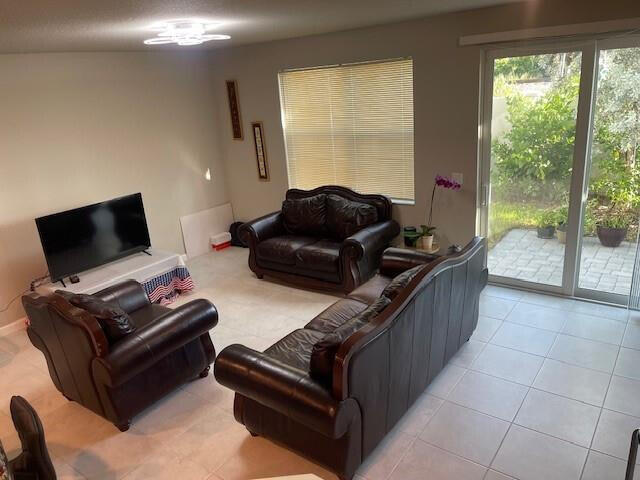 Building Photo - 5688 Mentmore Dr