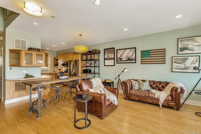 Foto del edificio - 20 Canoe Place Rd