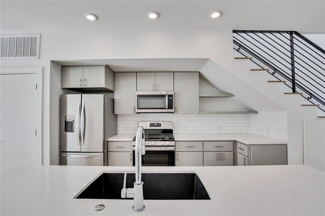 Building Photo - 2002 E 7th St