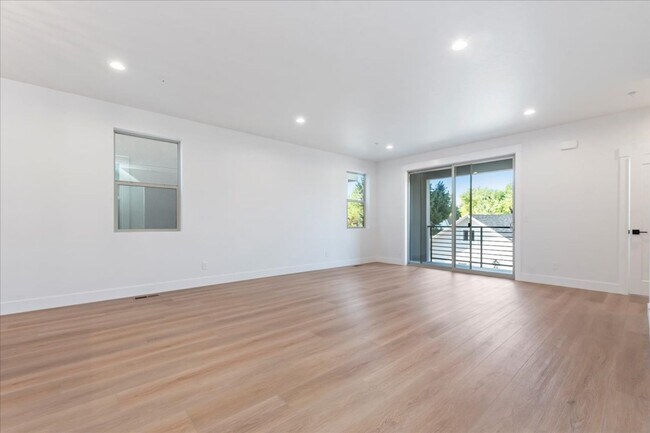 Building Photo - BRAND NEW 3 bed 3.5 bath townhouse