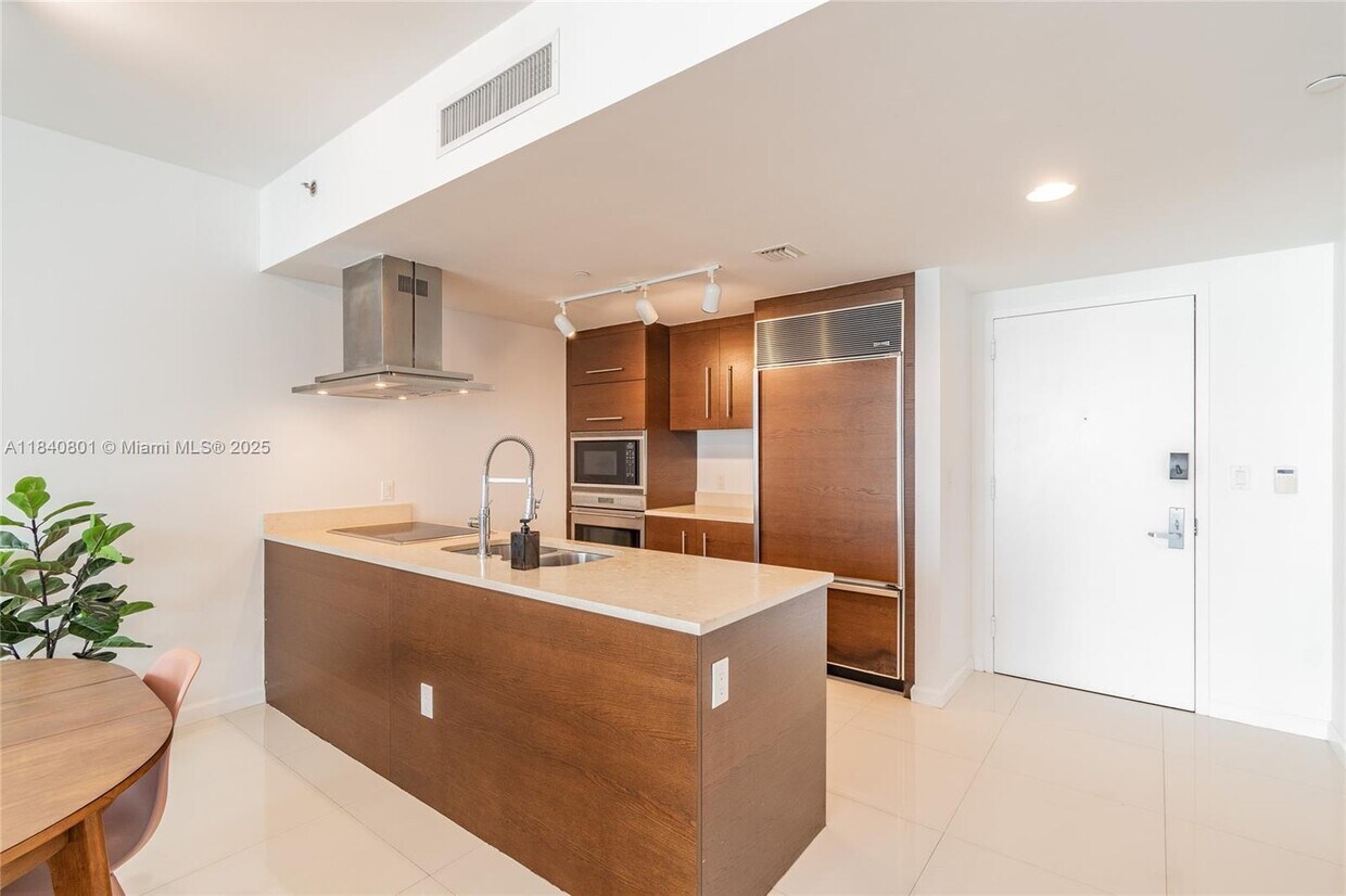 Primary Photo - 485 Brickell Ave
