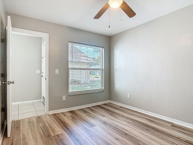 Building Photo - UPDATED 2 Bed, 2 Bath Home with Screened Lanai & Garage!