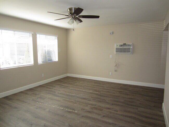 Foto del edificio - 8390 Walker St