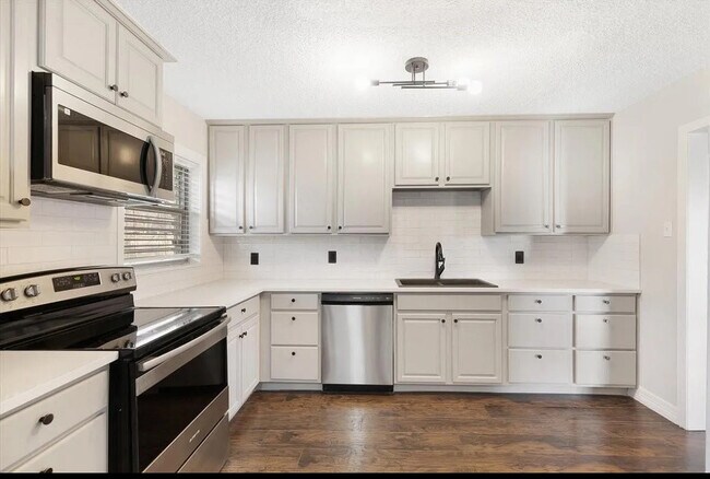 Building Photo - 334 Pennington Dr