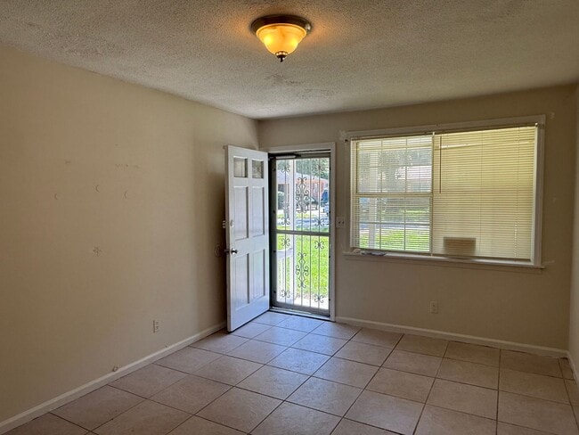 Building Photo - Freshly Updated West Ashley Rental w/ Huge Fenced Yard