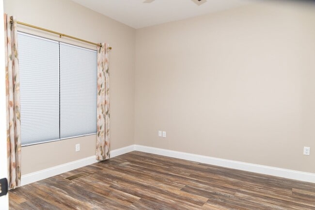 Building Photo - Condo Life!!! 26 Hundred sq Ft!!