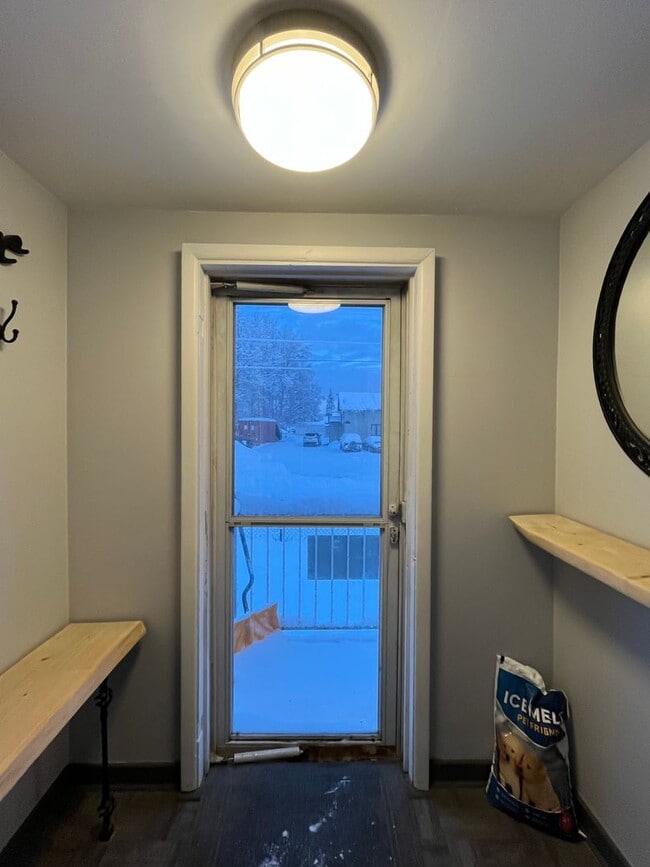 Building Photo - Dog friendly 2 bedroom home in town