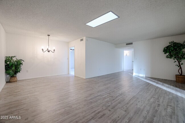 Foto del edificio - 10639 W Roundelay Cir