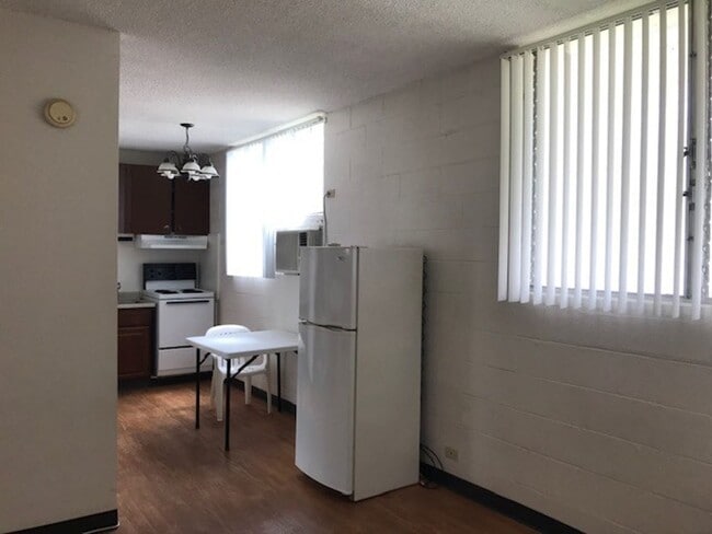 Building Photo - Varsity Villa Studio with 1 parking - Avail now!