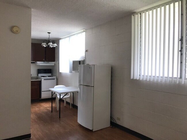 Foto del edificio - Varsity Villa Studio with 1 parking - Avail now!