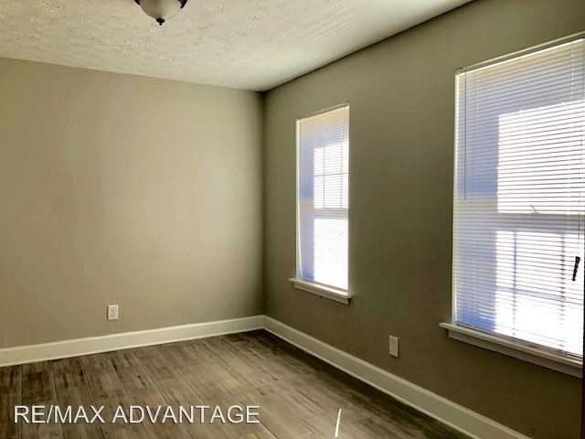 Foto del edificio - 5954 Sherwood Pl