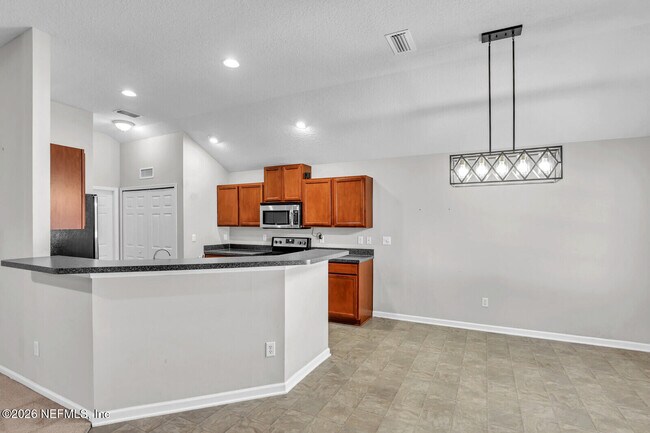 Foto del edificio - 4892 Monroe Forest Dr