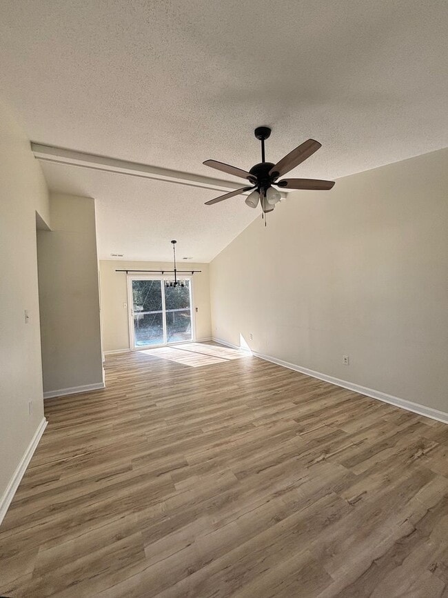 Building Photo - Newly Updated 2 bedroom Home