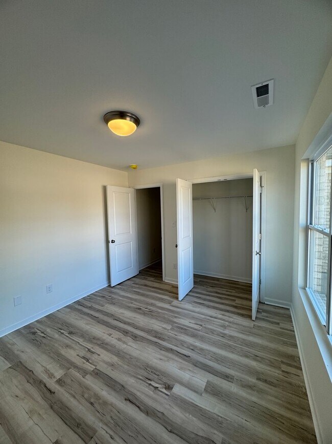 Foto del edificio - 4 Bedrooms! 1st Month's Rent Free!!