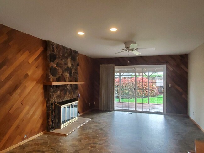 Building Photo - Spacious Single Family Home, A/C, Remodele...