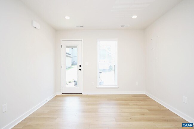 Foto del edificio - 6015 Bicknell St
