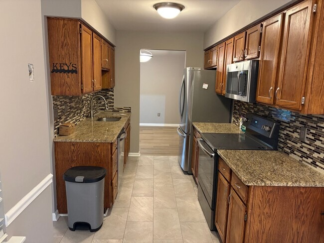 Building Photo - 2403 Doral Dr