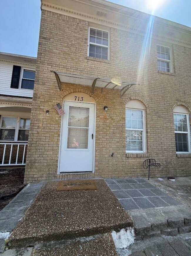 Foto del edificio - Beautiful 3-Bedroom, 2.5-Bathroom Townhous...
