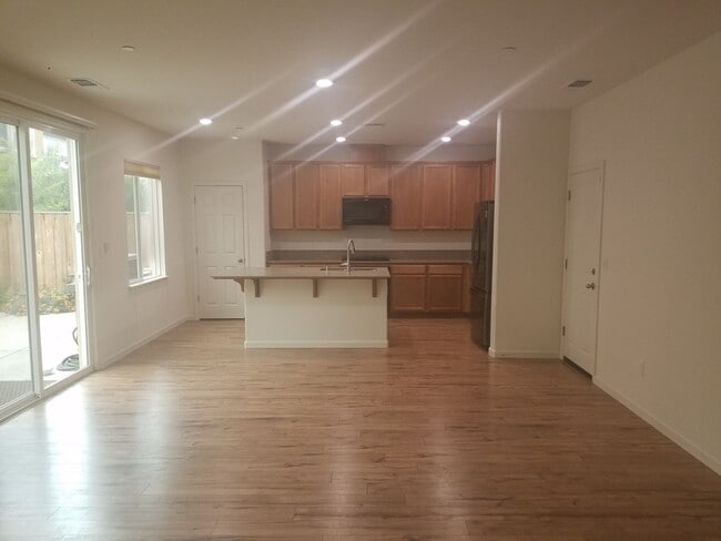 Building Photo - Beautiful, Large 4 BR/2.5 Bath Home,  Lots of light!  Great Neighborhood!