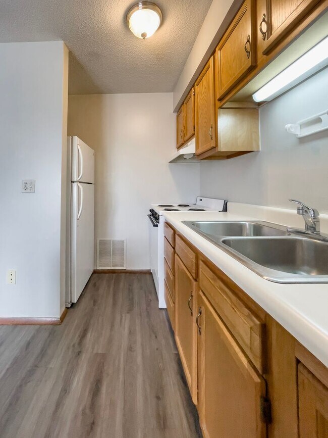 Building Photo - Close to Campus