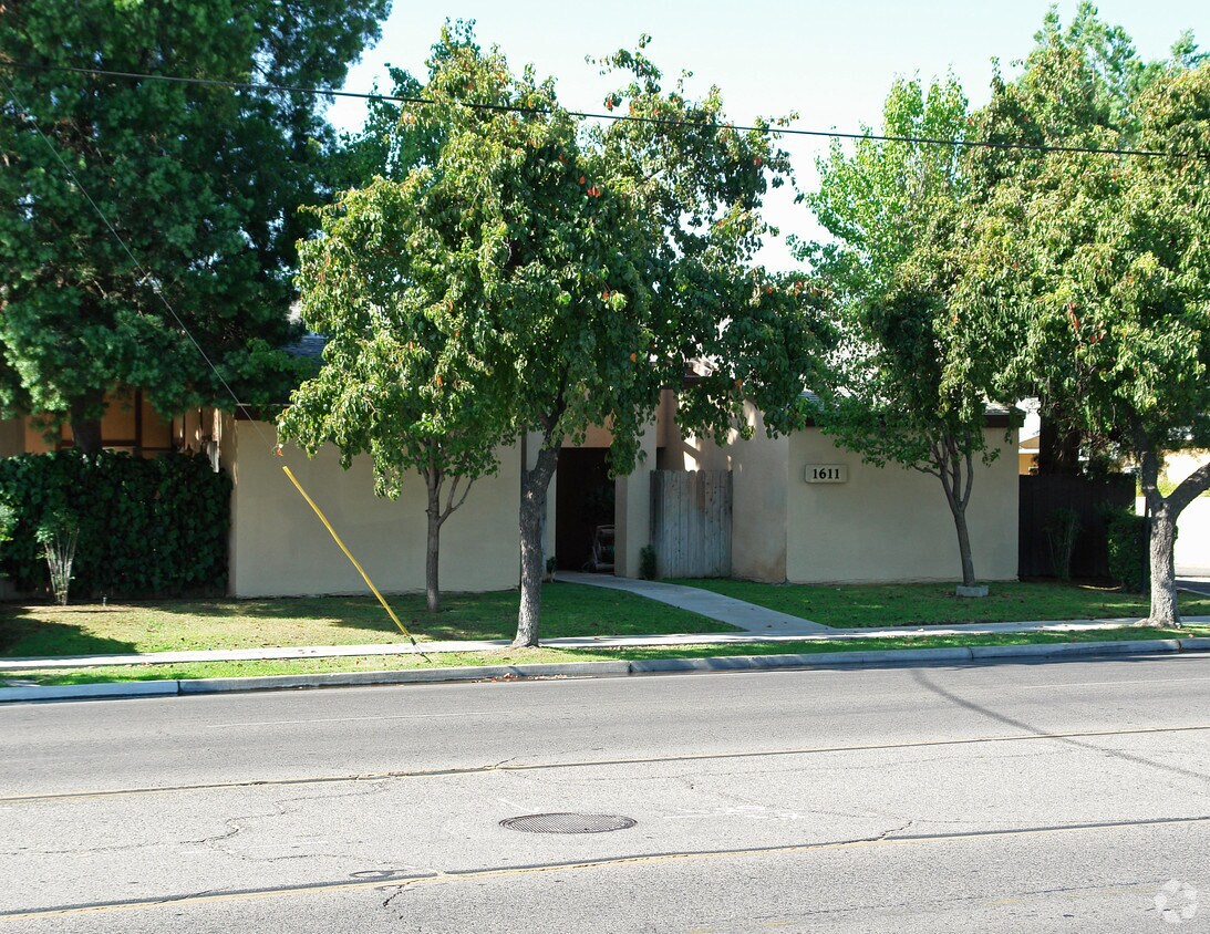Primary Photo - 1611 W Shields Ave