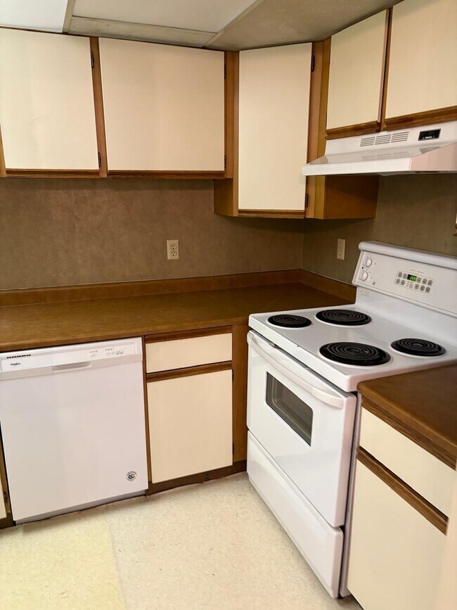 Building Photo - Comfortable Living in Landmark Gardens