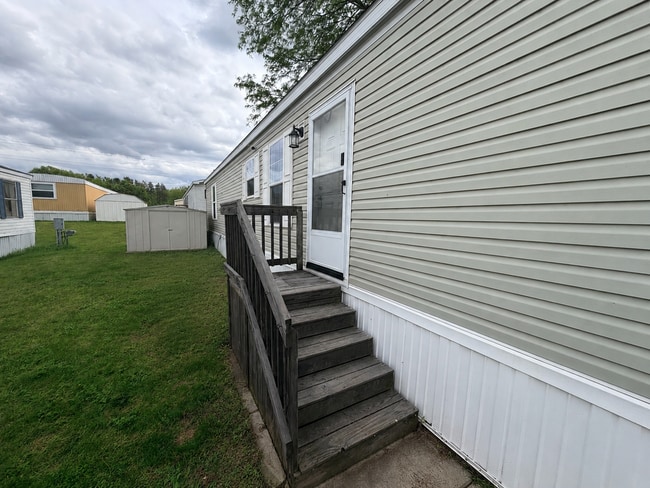 Building Photo - 831 N Pontiac Trail