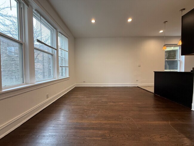 Foto del edificio - Rogers Park 2 Bed 1 Bath W/ Sun Room / Dog Friendly
