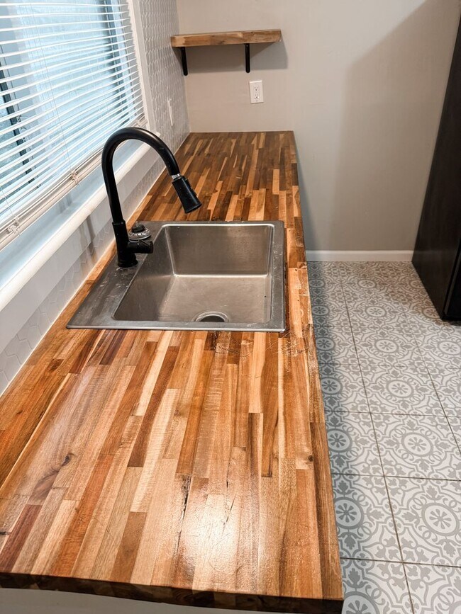 Foto del edificio - HALF OFF 2ND MONTH RENT IF MOVE IN JANUARY! Charming 2 bedroom, 1 bathroom home located in the he...