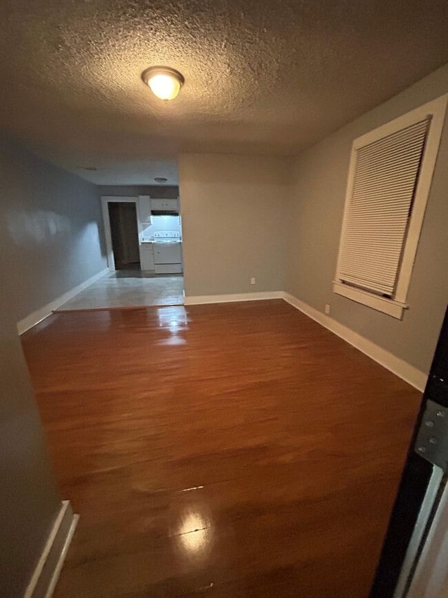 Building Photo - Come see this Charming 1 bedroom 1 bathroom duplex off of S. Parkway