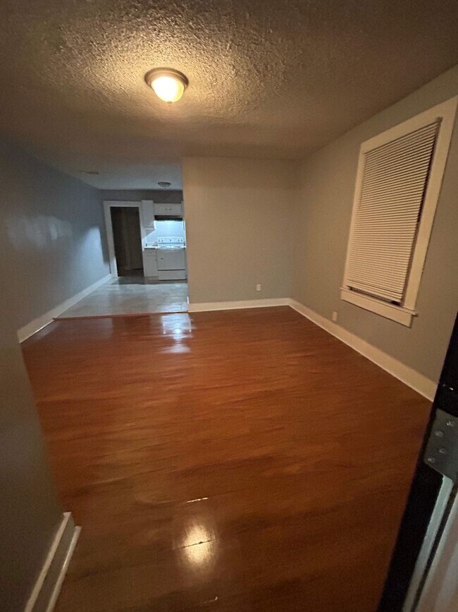 Foto del edificio - Come see this Charming 1 bedroom 1 bathroom duplex off of S. Parkway