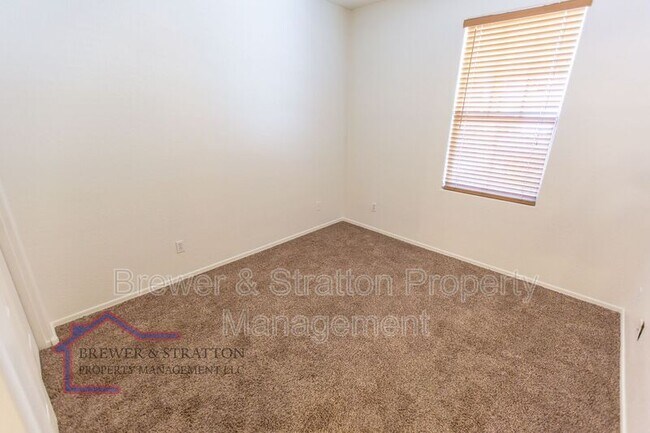 Foto del edificio - 2749 E Dennisport Ave