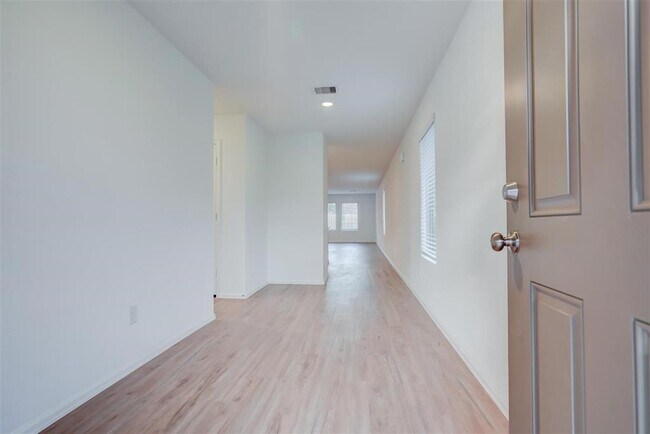 Building Photo - 310 Riverwood Village Lane