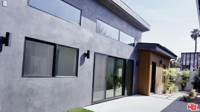 Foto del edificio - 2668 Greenfield Ave