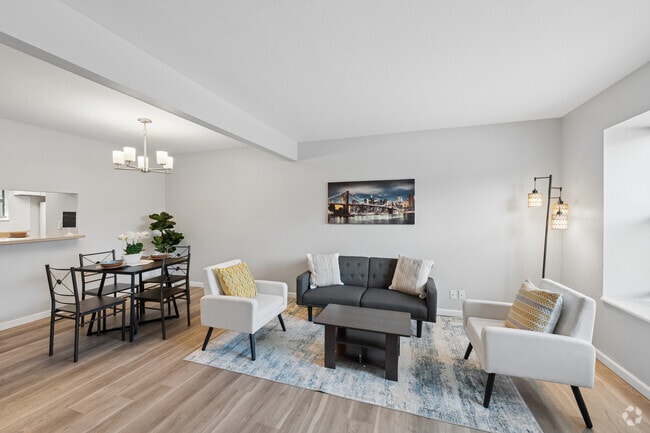 Casa adosada de 2 dormitorios y 1,5 baños - 1026 pies cuadrados - Sala de estar - Lexington Village Apartments